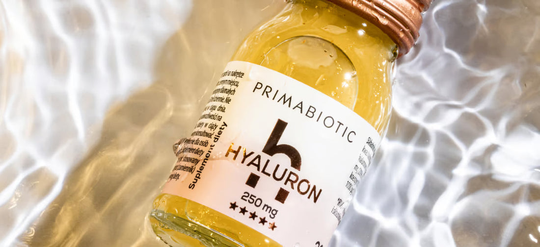 Botellita de suplemento Primabiotic Hyaluron 250 mg sobre agua brillante, destacando su fórmula hidratante y antiedad.