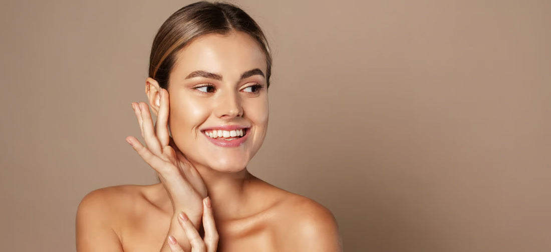 Mujer joven sonriente con efecto glass skin tras la suplementación de colágeno Primabiotic.