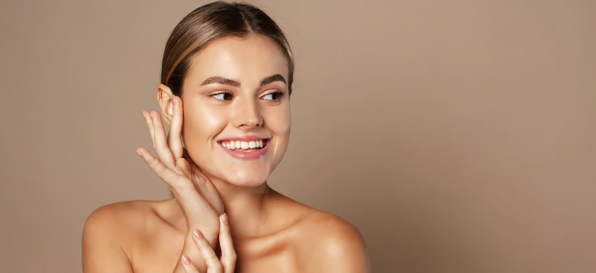 Mujer joven sonriente con efecto glass skin tras la suplementación de colágeno Primabiotic.