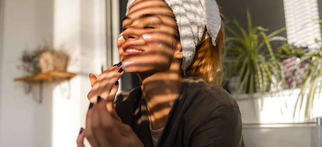 Una mujer cuidando su piel bajo la luz del sol