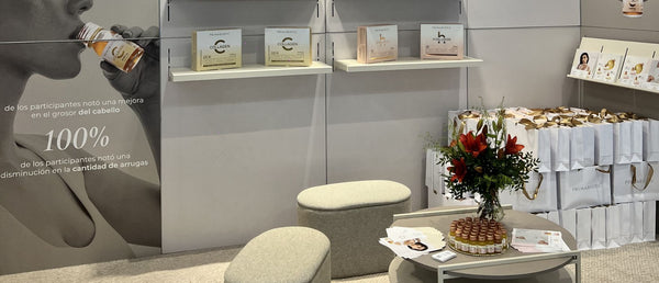 Stand de Primabiotic en la feria Professional Beauty Barcelona 2026 con productos de colágeno y ácido hialurónico expuestos en estanterías