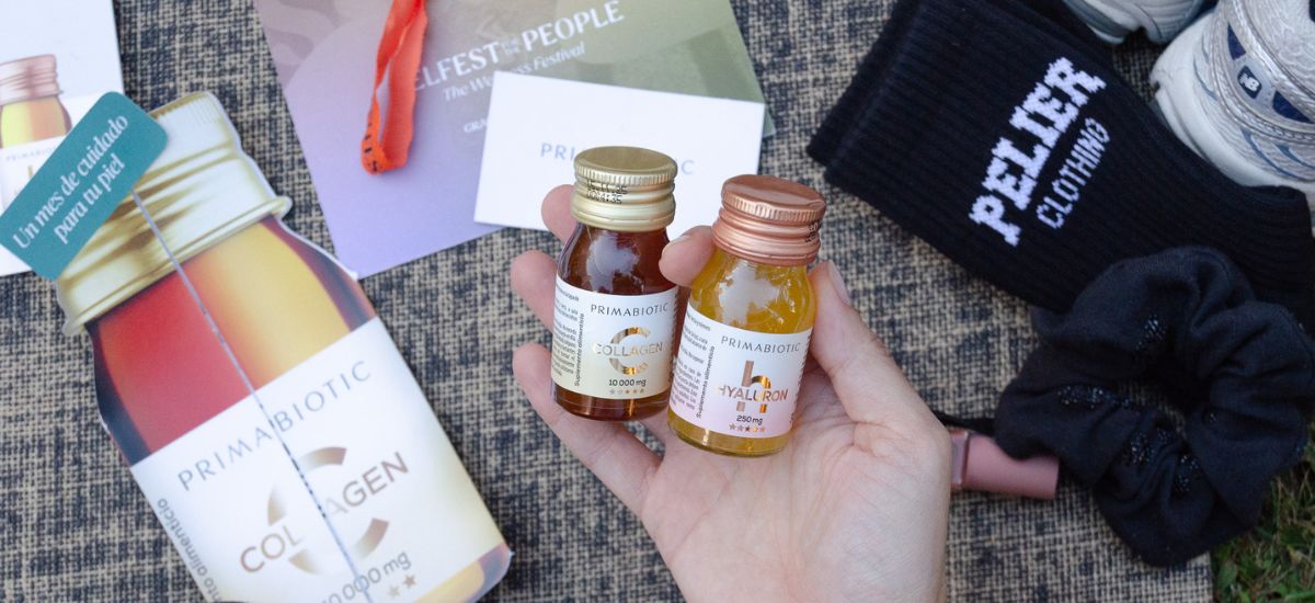 Shots de colágeno y hialurónico Primabiotic sostenidos en la mano durante el evento Selfest for the People 2025.