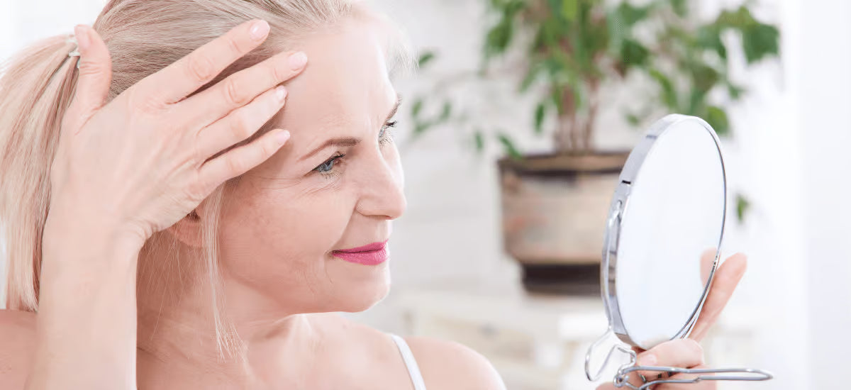 Mujer sonriente mirándose al espejo