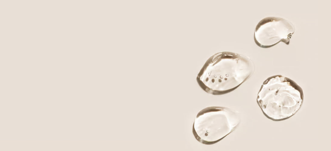 Gotas de ácido hialurónico sobre fondo beige
