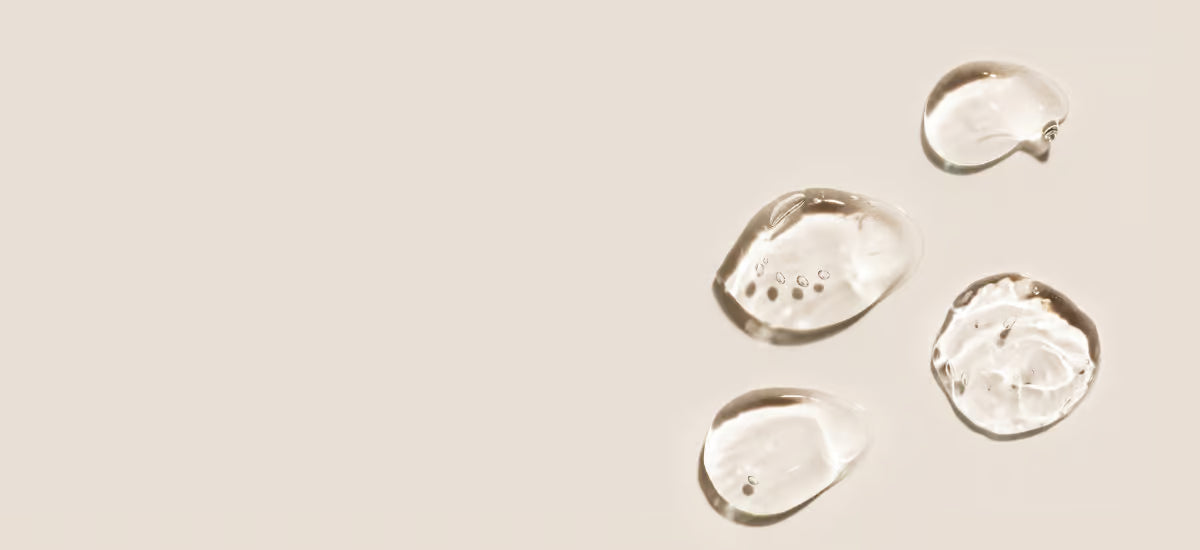 Gotas de ácido hialurónico sobre fondo beige