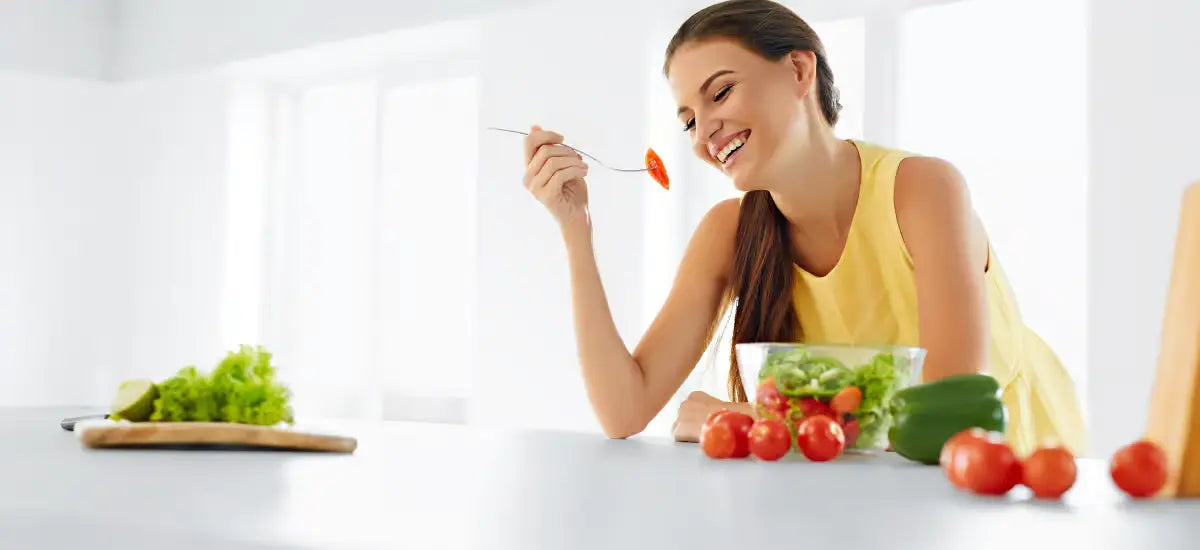 Mujer comiendo alimentos sanos|