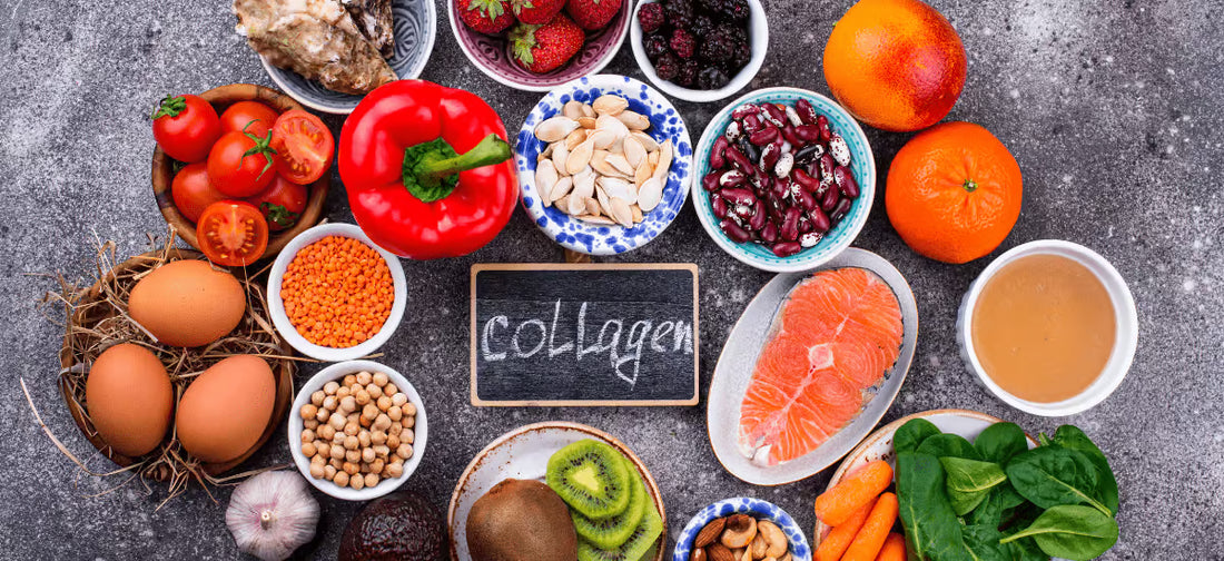 la palabra collagen en la pizarra alrededor de las especias y los alimentos