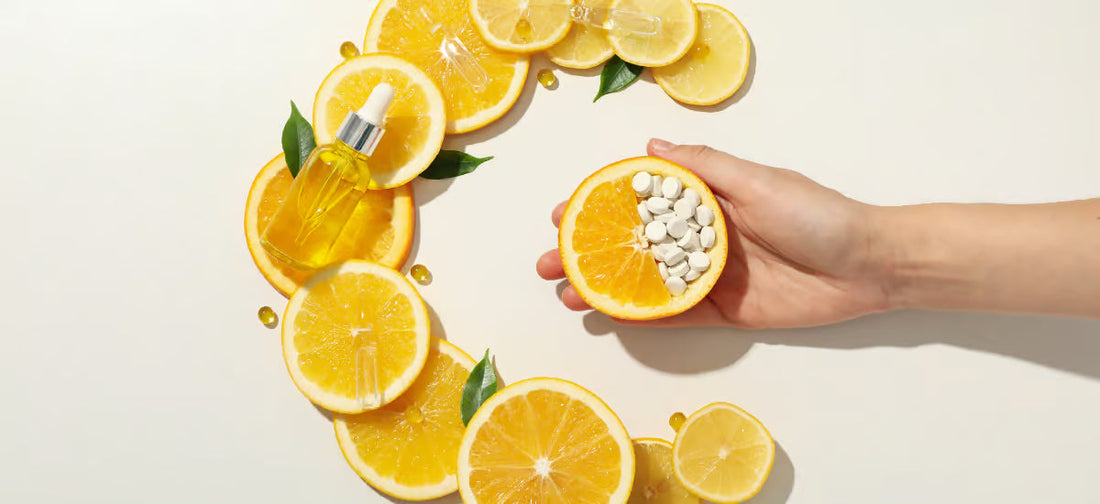 La mano sujeta y exprime un limón, y debajo hay limones dispuestos en forma de letra C