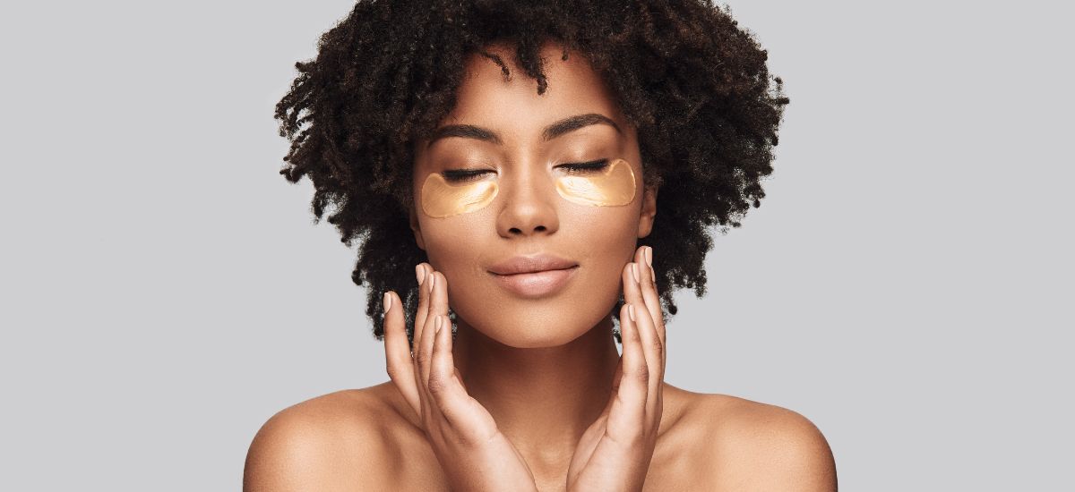 Joven mujer de cabello castaño que admira su piel luminosa y su hermoso cabello tras la suplementación con colágeno Primabiotic