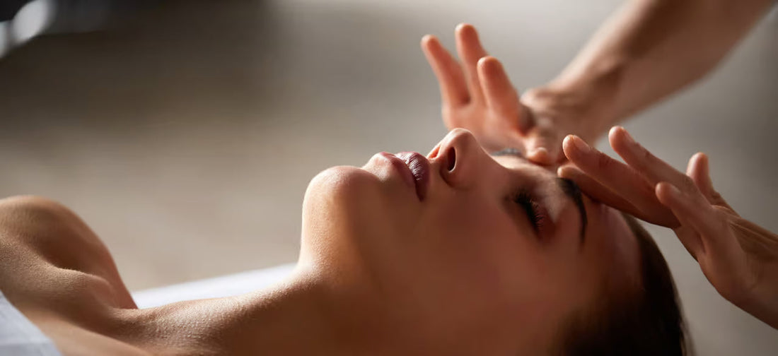 Mujer joven recibe un masaje facial relajante en un entorno tranquilo
