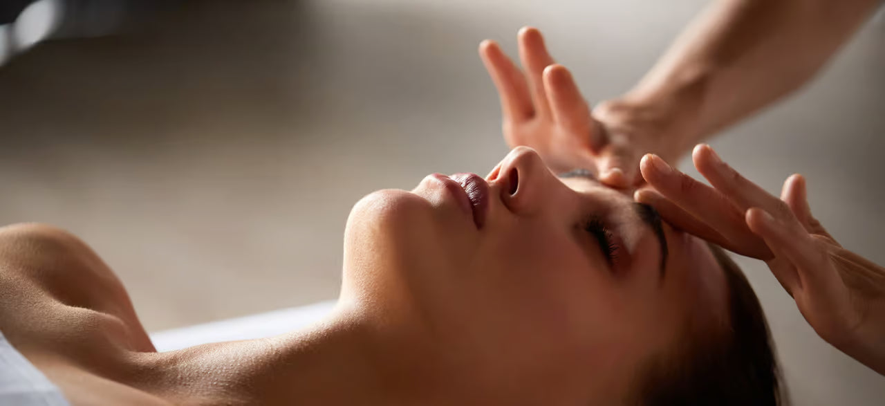 Mujer joven recibe un masaje facial relajante en un entorno tranquilo