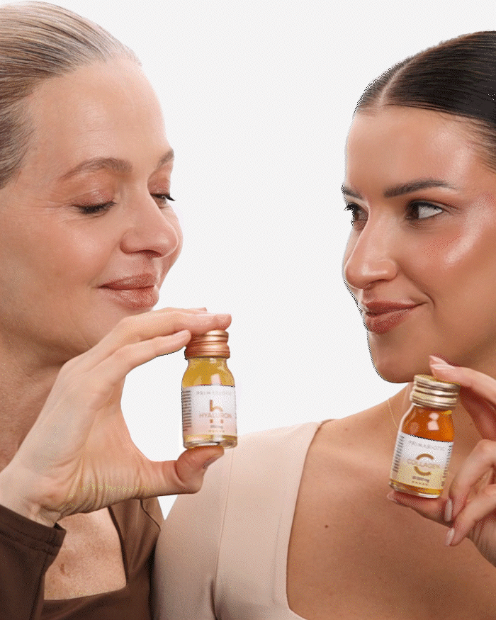 Dos mujeres sonriendo y sosteniendo botellitas de Primabiotic Hyaluron