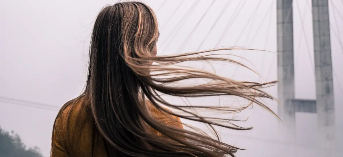 mujer con pelo largo al viento