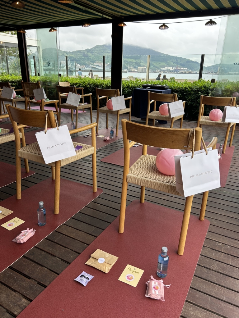 Equipo para ejercicios de barre colocado en la terraza con colágeno Primabiotic en una bolsa