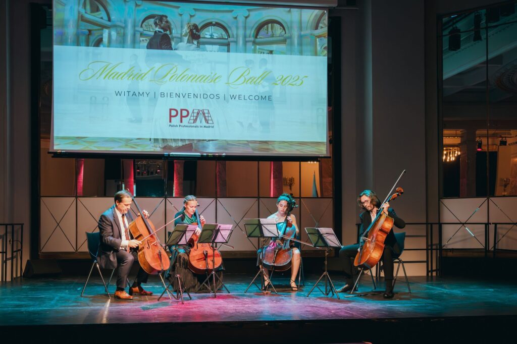 Actuación de una orquesta de 4 personas en el baile Madrid Polonaise Ball