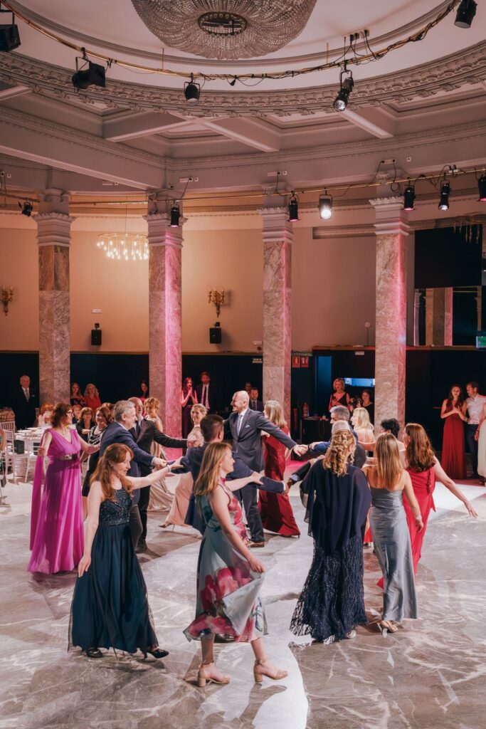Parejas bailando en círculo en un elegante baile