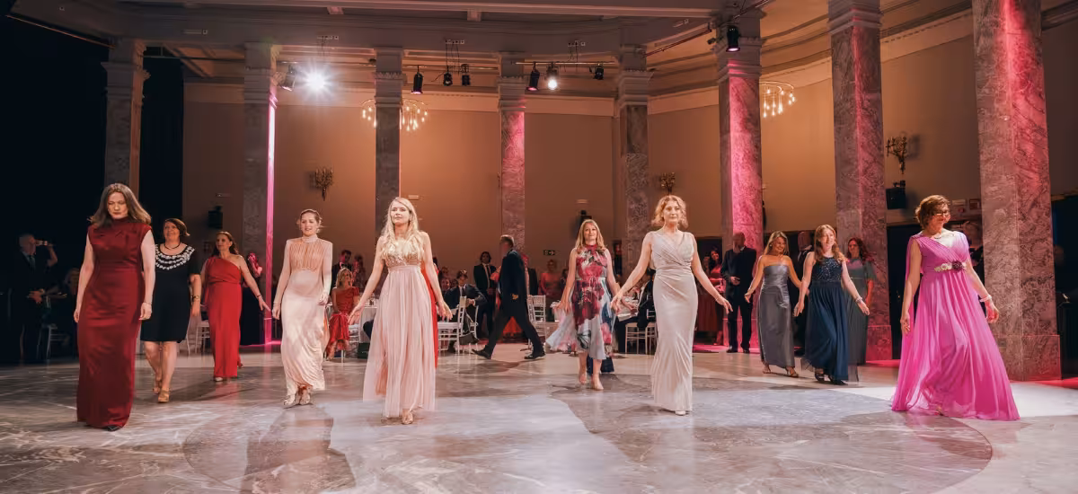 Mujeres bailando con hermosos vestidos en el baile POLONAISE DE MADRID 2025